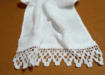 Jugador de pádel golpeando bola en pista exterior