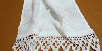 Jugador de pádel golpeando bola en pista exterior