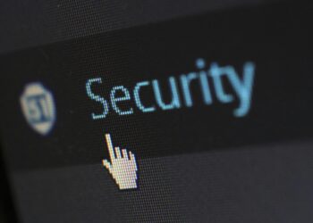 Pantalla con datos nube ciberseguridad y candado digital