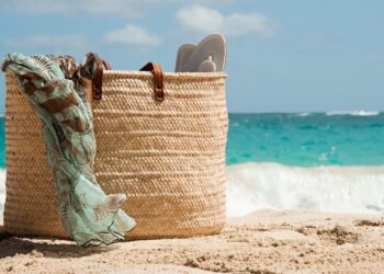 El bolso de playa perfecto: Qué llevar para un día de relajo total