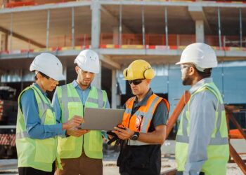 El puente digital en la construcción: Conectando almacén, nóminas y presupuestos sin morir en el intento